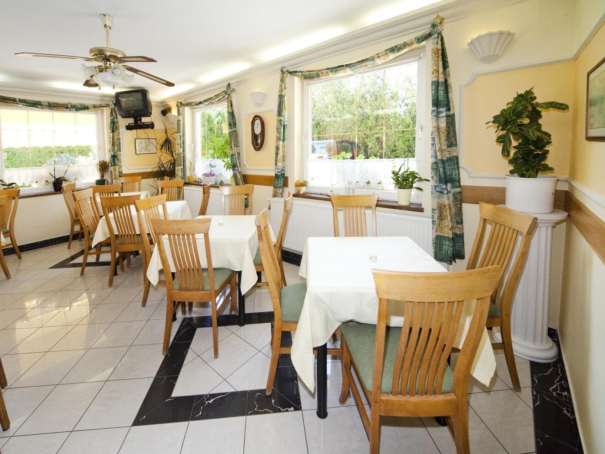 Gold House Pension Balatonfured Exterior photo